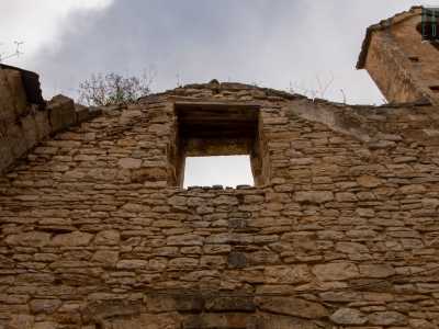 La parte centrale � invece databile tra il X e il XIII secolo, quando fu ampliato l�edificio precedente aggiungendovi un ulteriore ingresso ad arco a tutto sesto sormontato da un timpano sagomato a gradini